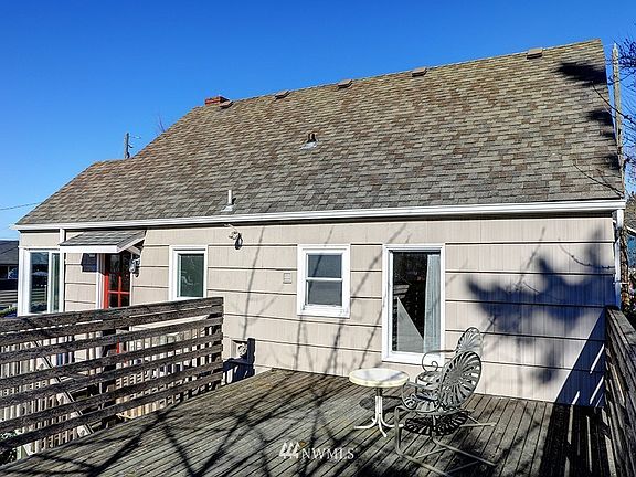 400 Sqft rear deck with views of the ship canal Queen Anne