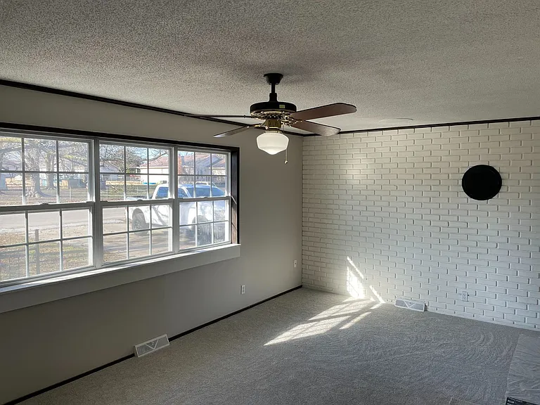 7429 E Tara Ln — Photo 2