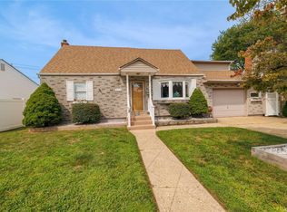 10 Ford Dr W, Massapequa, NY 11758