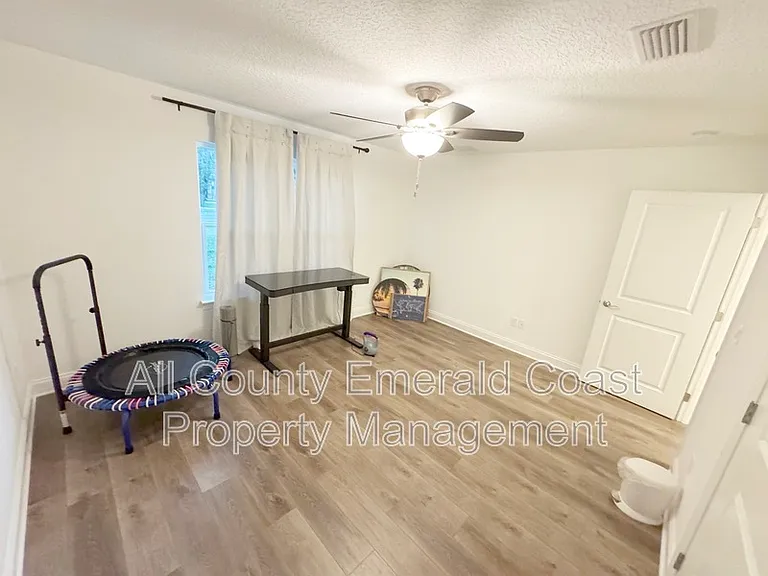 481 Kelly St — Photo 37