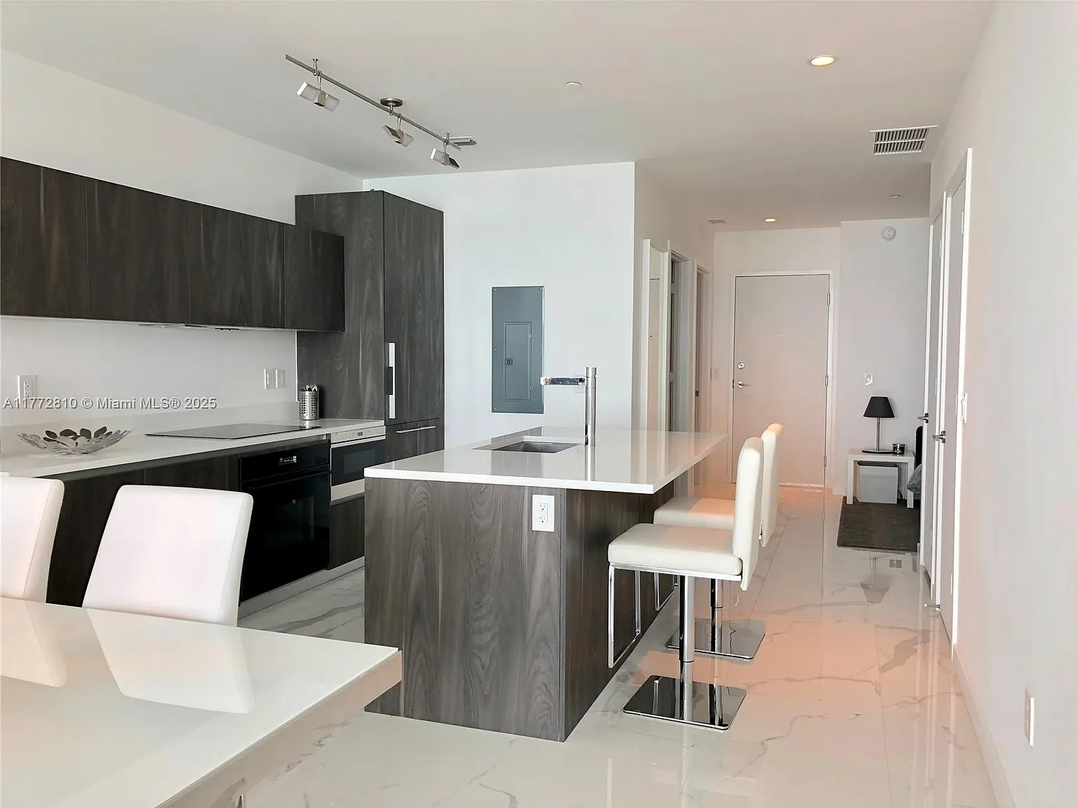 2 bed, 1244 sqft, $6,100 — Photo 3