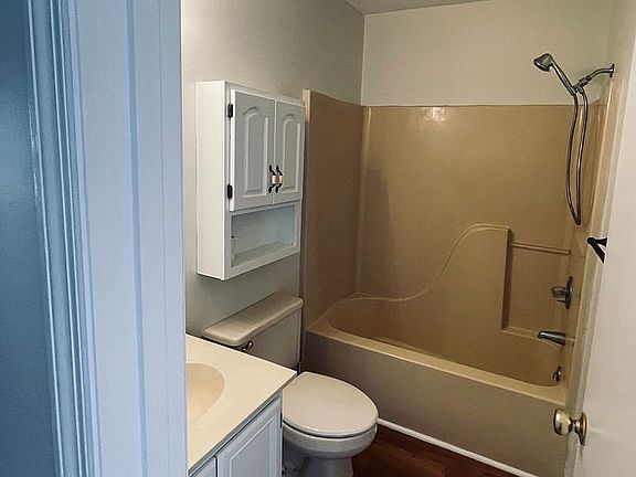 4th image of 1026 Red Tree Cir #J