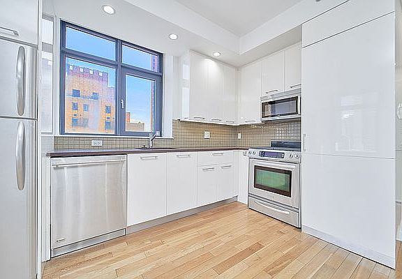 3rd image of 49 E 34th St #8C