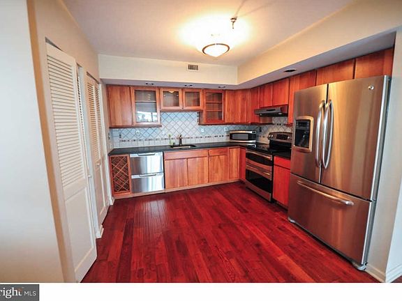 5th image of 3 N Columbus Blvd APT Md325