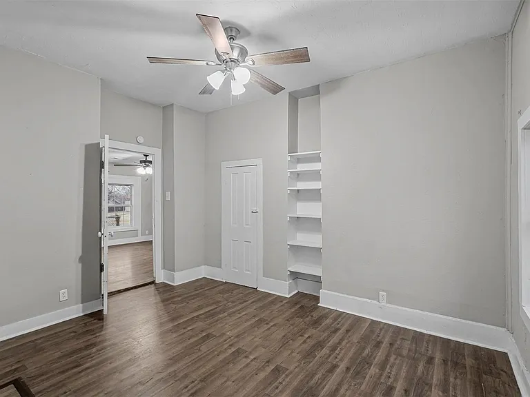 908 E Houston St — Photo 30