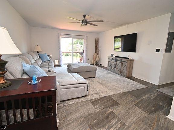 3rd image of 808 Eves Dr #2M