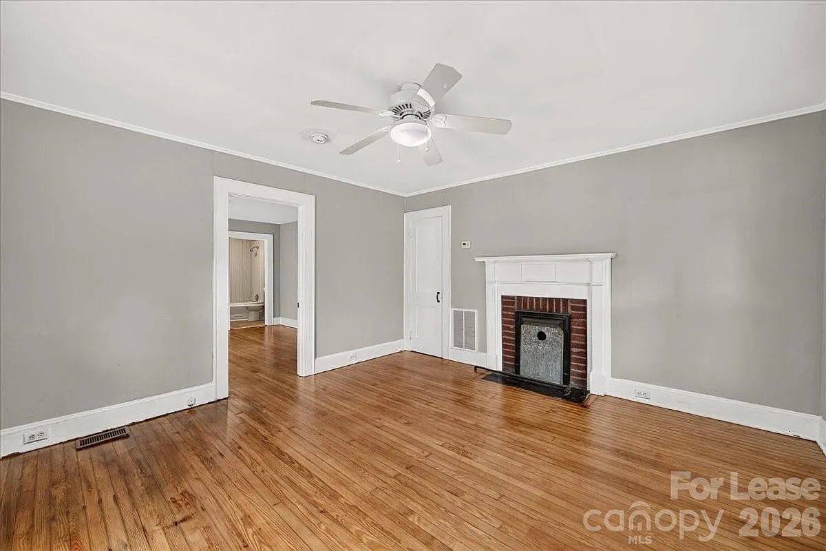 1 bed, 1.0 bath, 715 sqft, $950 — Photo 2