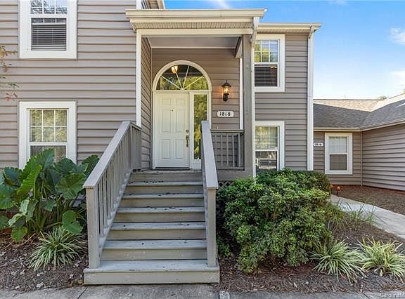 2nd image of 1818 Fairlawn Ct