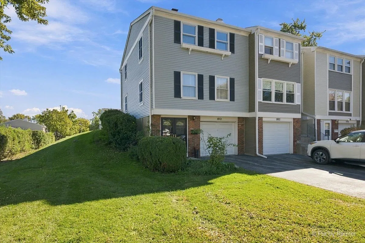 3 bed, 1.5 bath, 1300 sqft, $2,650 — Photo 1