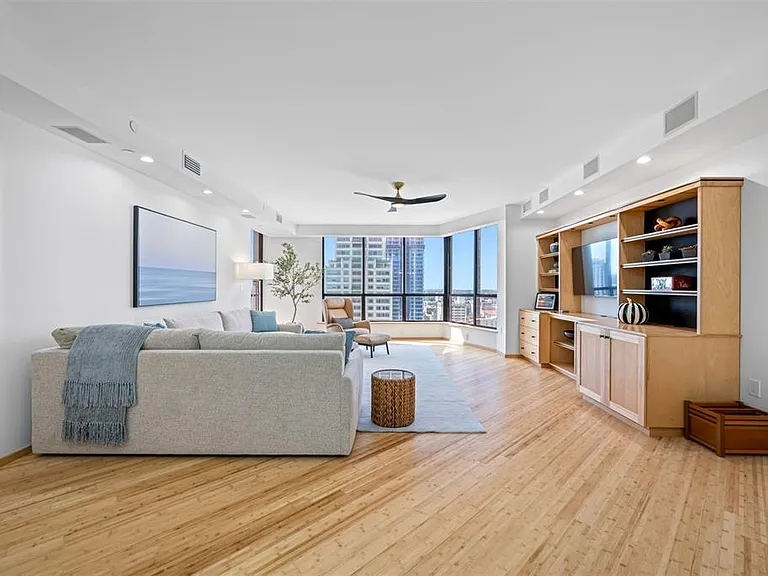 1 Beach Dr SE #2211 — Photo 9
