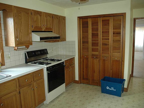 Kitchen; stacked washer/dryer in pantry