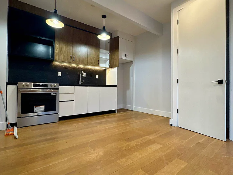 557 Midwood St #3A — Photo 8