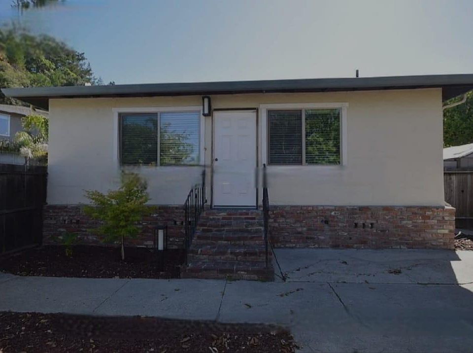 1st image of 136 Oak Ln #136