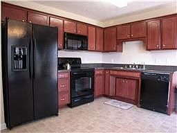 Kitchen with full appliance package