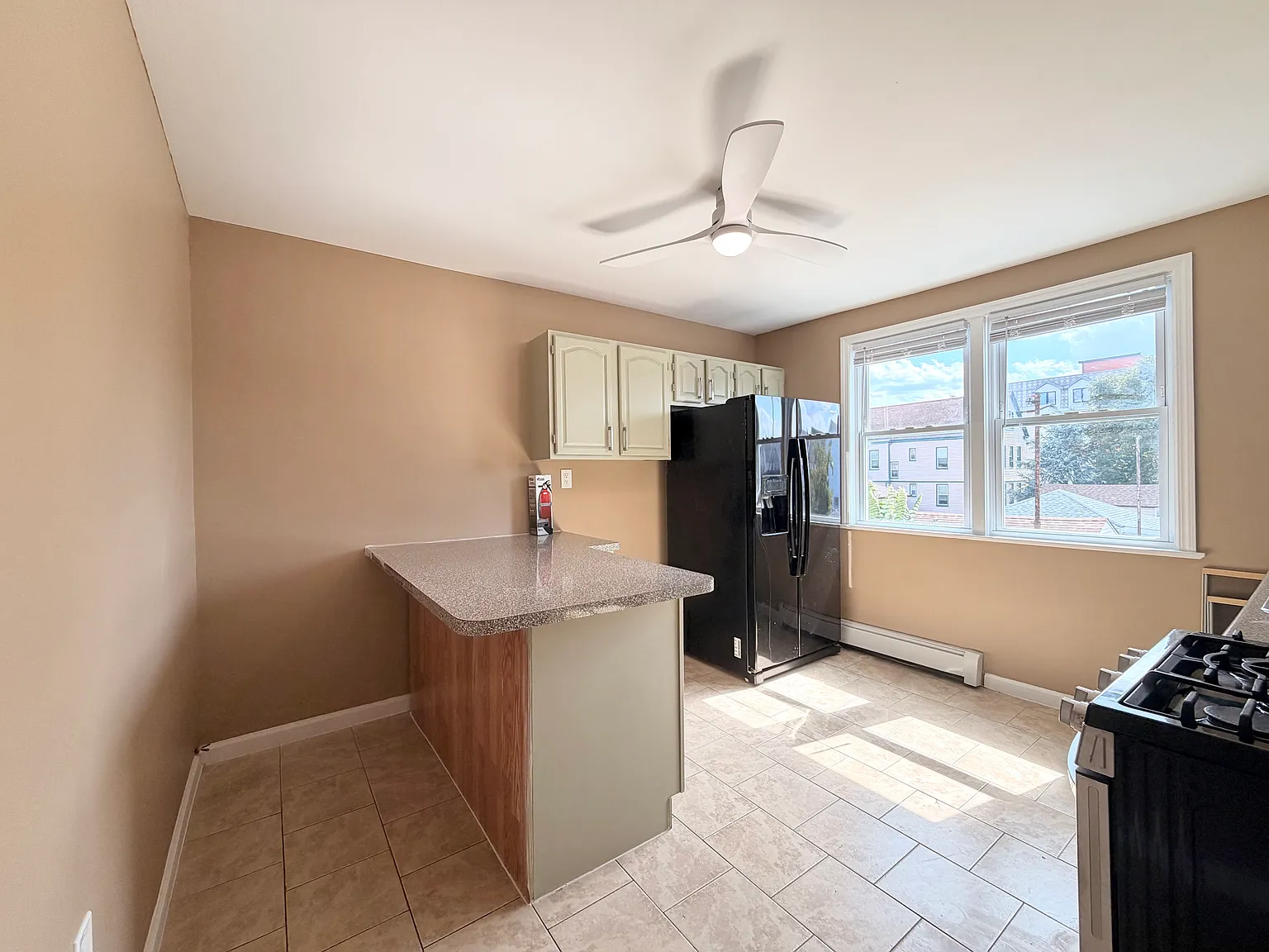 4 bed, 1.5 bath, $3,200 — Photo 1