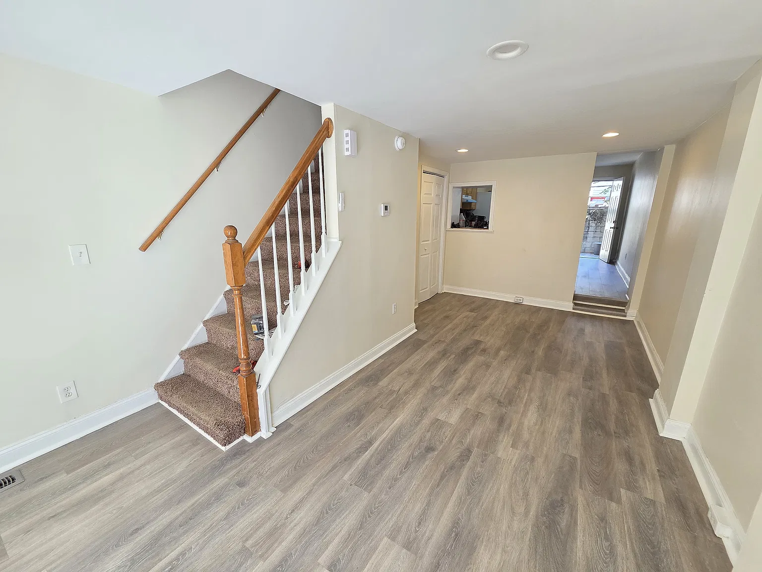 3 bed, 1252 sqft, $2,100 — Photo 2