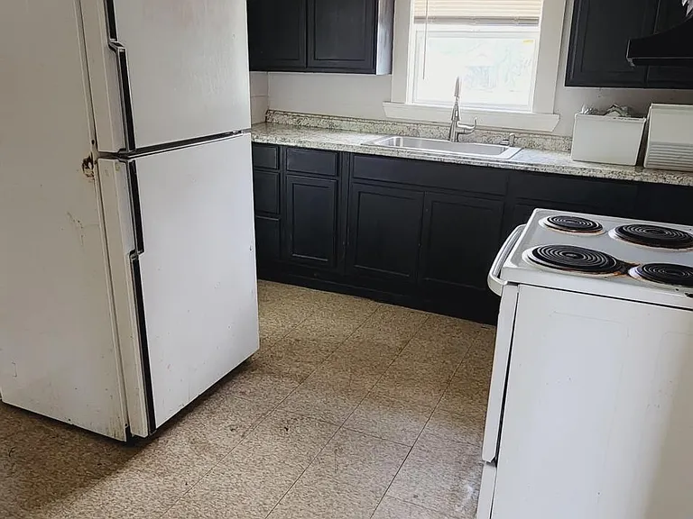 128 E Avenue D #1/2 — Photo 3
