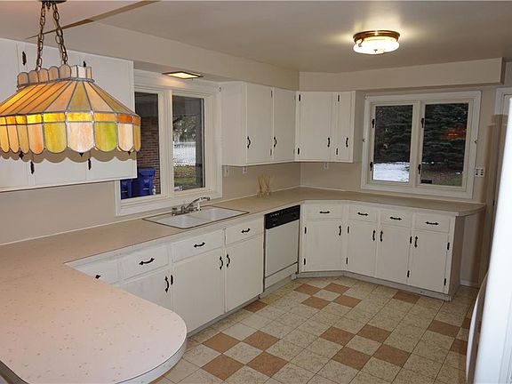 5th image of 50 Circle End Dr