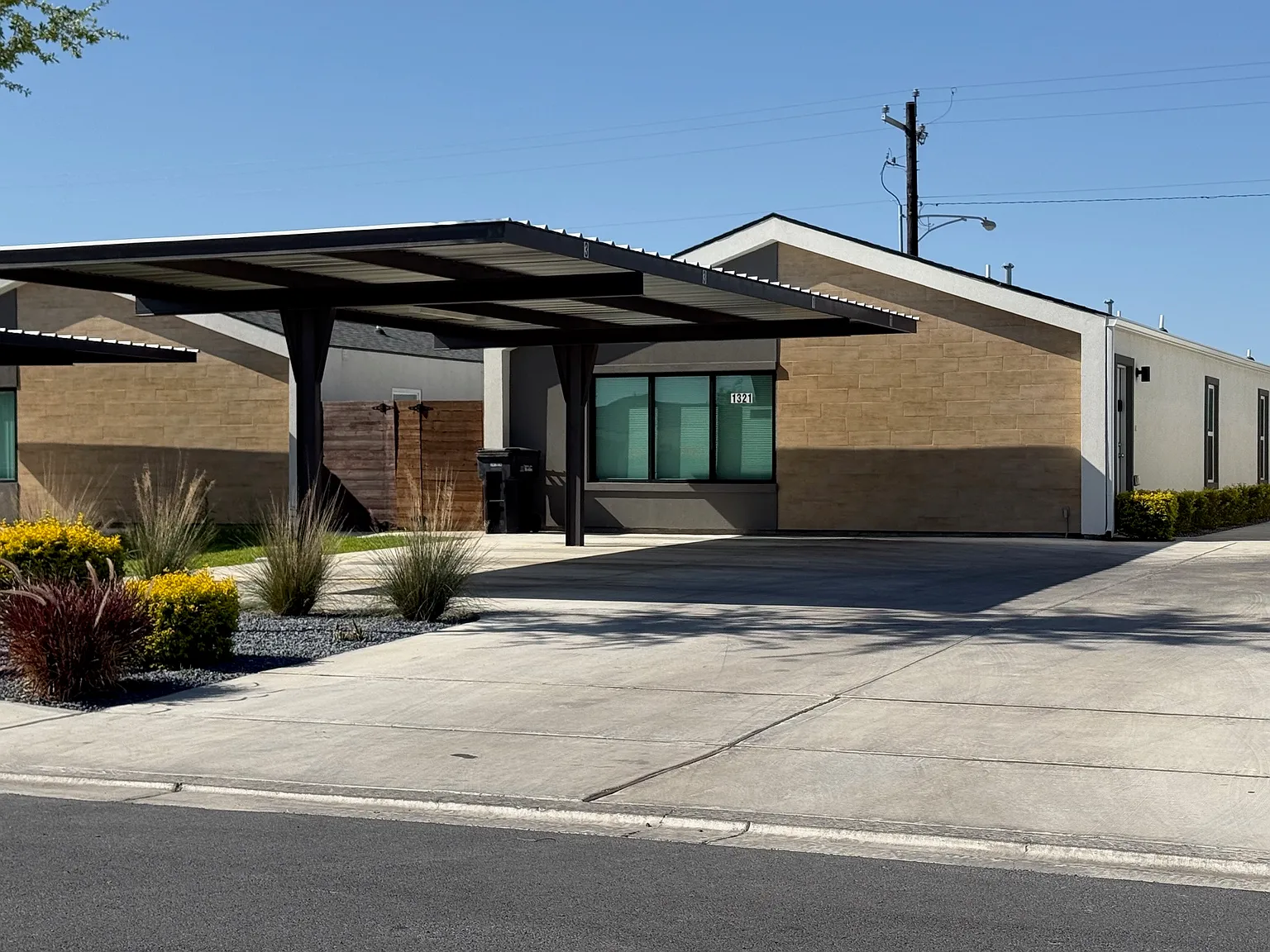 1321 East Iris Avenue - 1 — Photo 2
