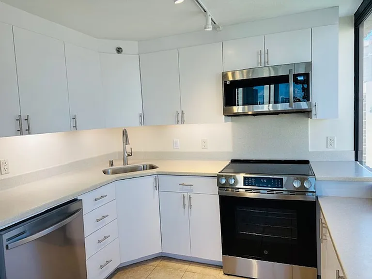 343 Hobron Ln #1704 — Photo 2