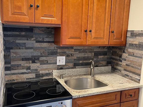 3rd image of 105 Pell Pl #1