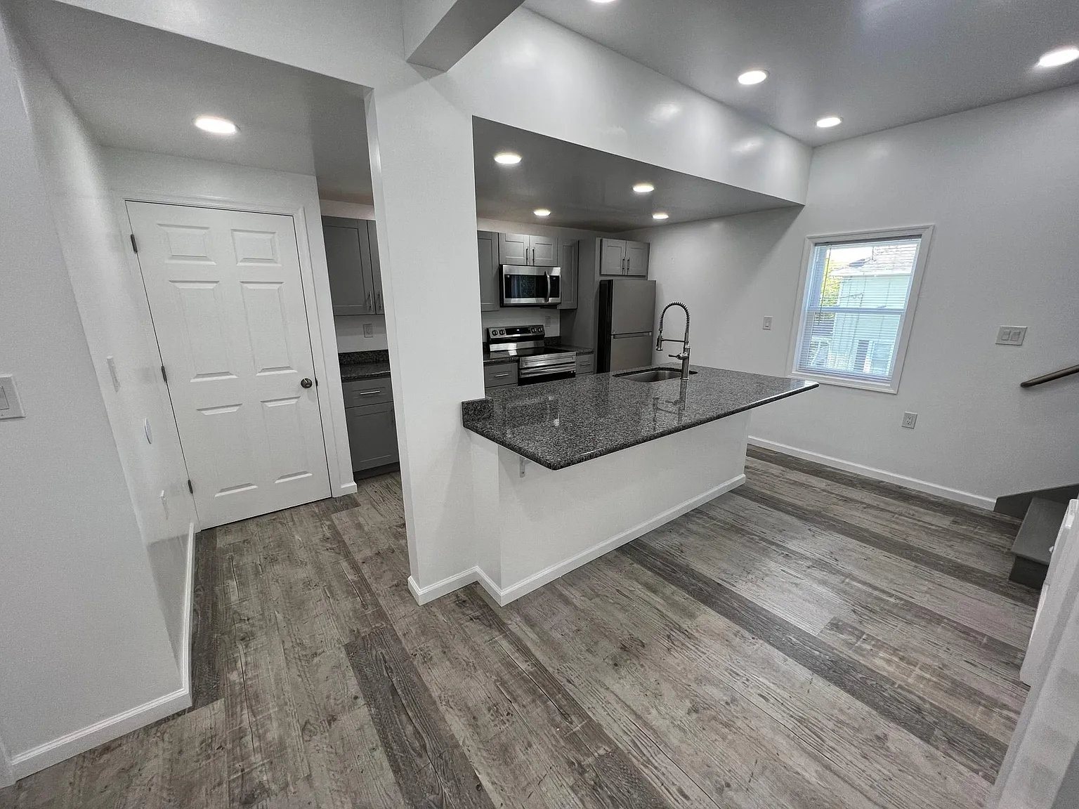 2 bed, 1.5 bath, 950 sqft, $1,600 — Photo 2