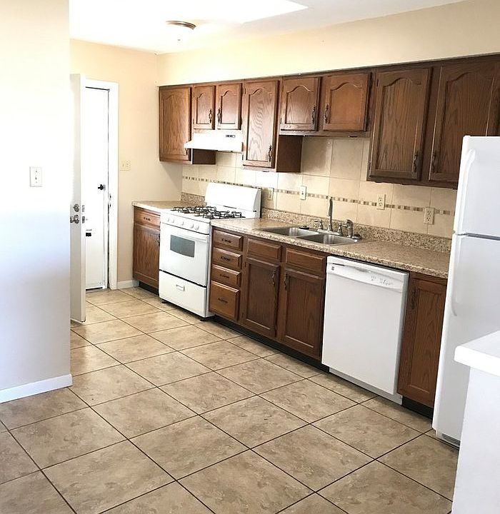 2nd image of 584 Dorson Cir