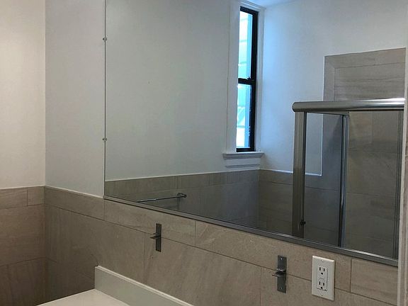 4th image of 673 Oak St APT 4