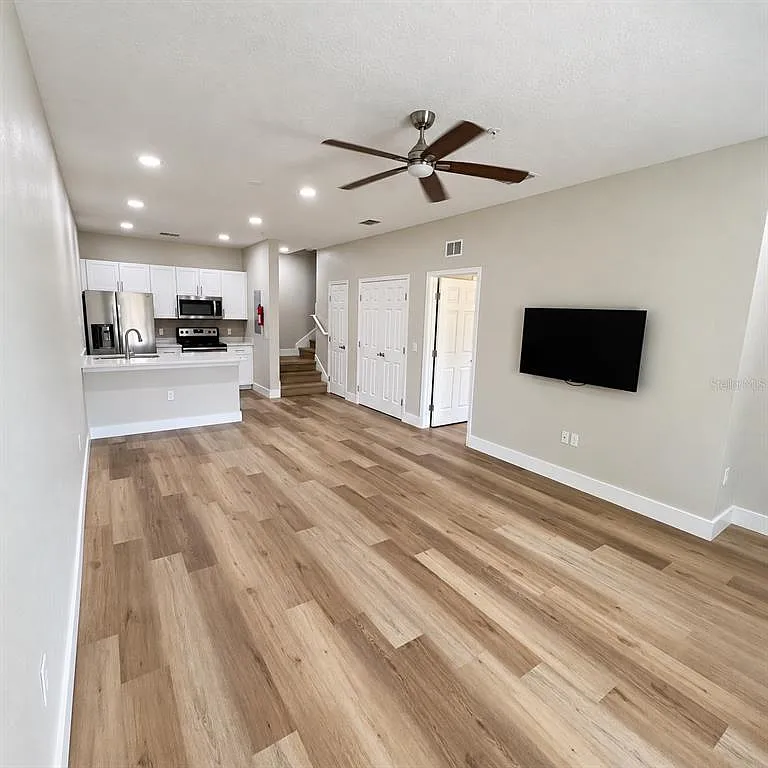 3 bed, 2.0 bath, 1300 sqft, $2,100 — Photo 3