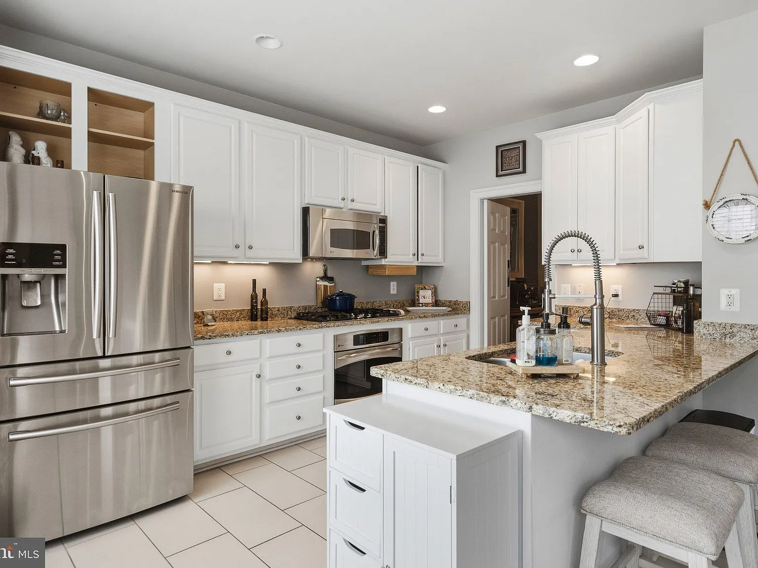 4 bed, 3.5 bath, 2048 sqft, $3,100 — Photo 3