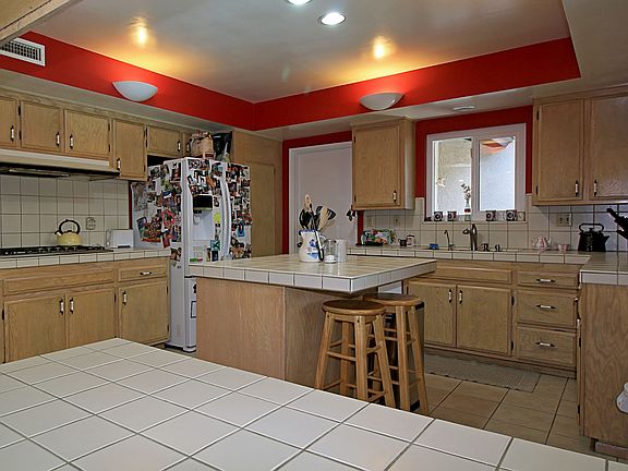 4th image of 1562 Whittier Ave