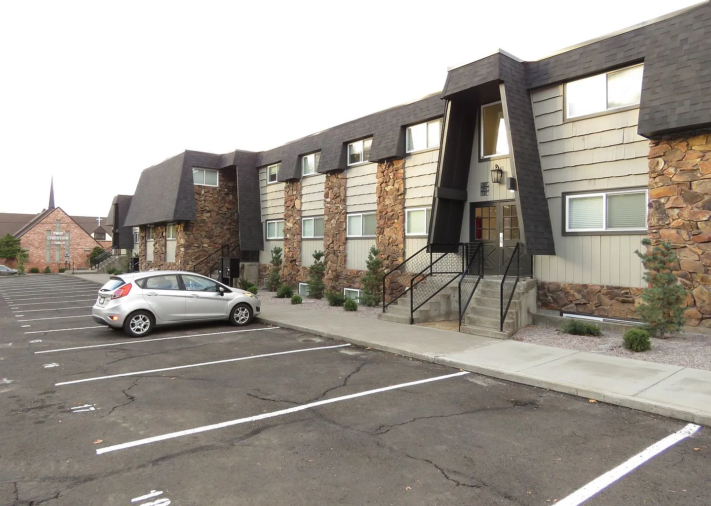 The Courtcrest Apartments — Photo 2