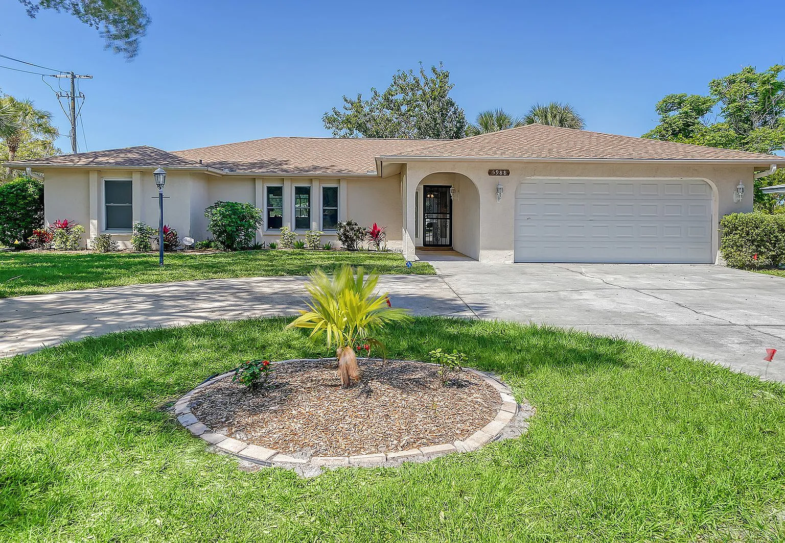 3 Bedroom, 2 Bath Home with Pool Near Siesta Key — Photo 2