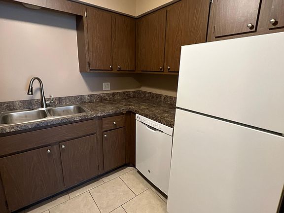 4th image of 2610 S 70th St #12