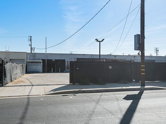 3rd image of 9016 Owensmouth Ave