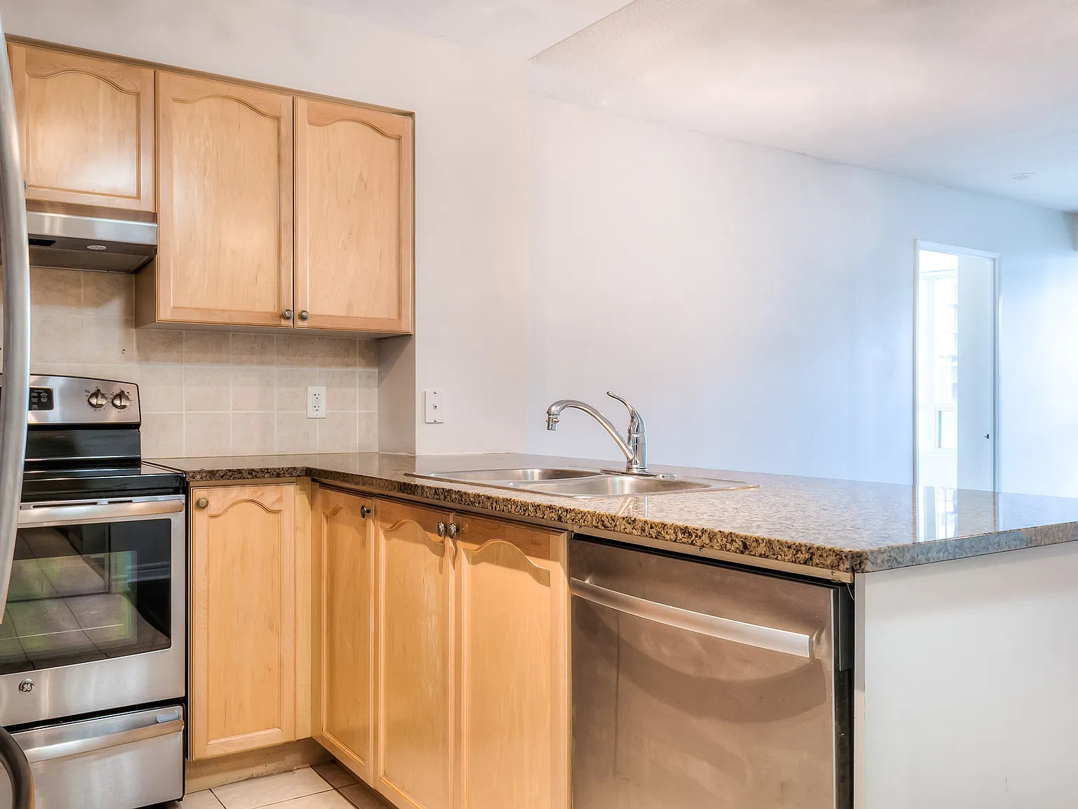23 Hollywood Ave - 1803 — Photo 3