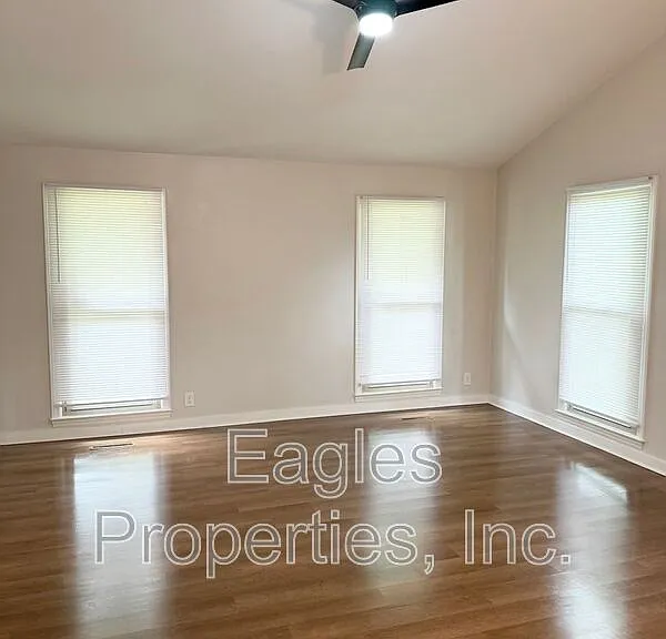 1205 Simpson St — Photo 2