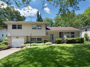 1322 N Peachtree Ln, Mount Prospect, IL