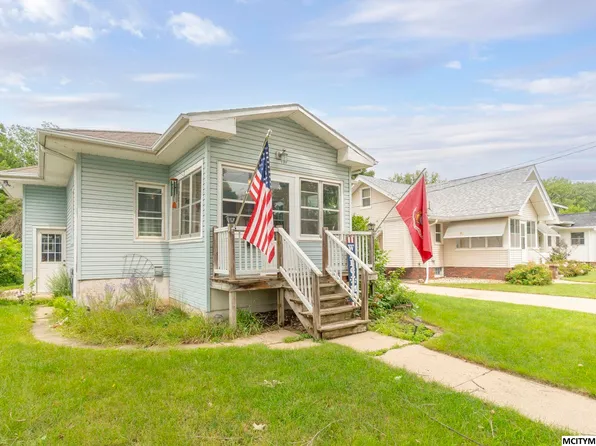 227 N Crescent Dr, Mason City, IA 50401