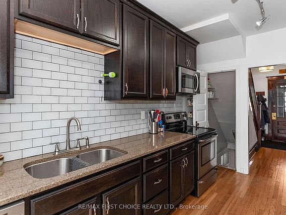 5th image of 423 Marks St S