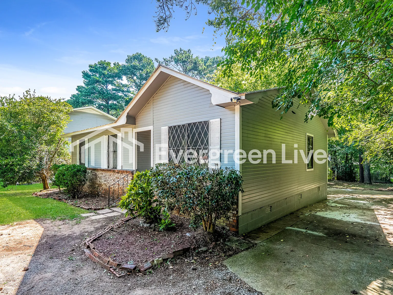 3 bed, 2.0 bath, 1168 sqft, $1,295 — Photo 2