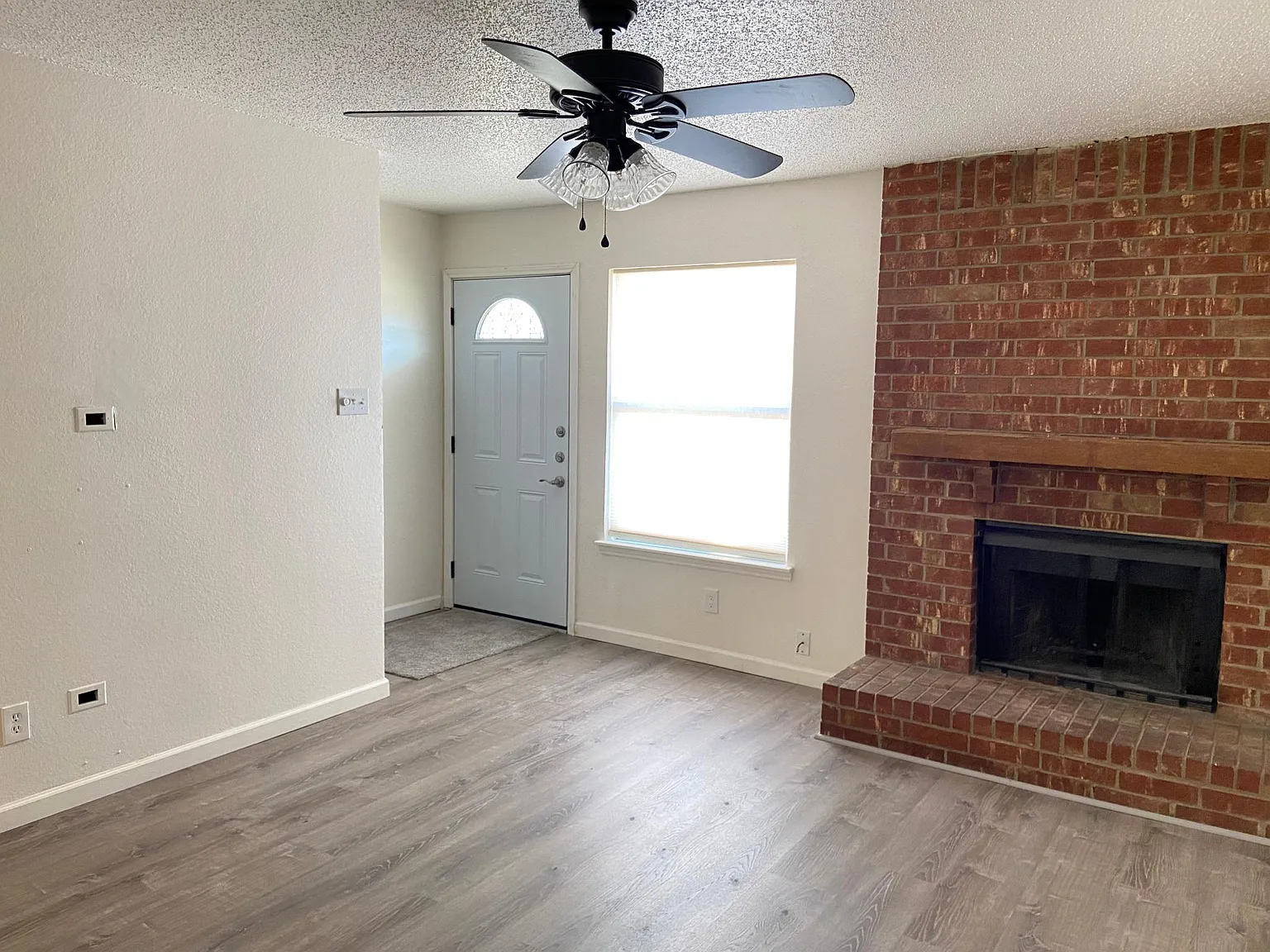 2 bed, 1.5 bath, 1000 sqft, $1,425 — Photo 2