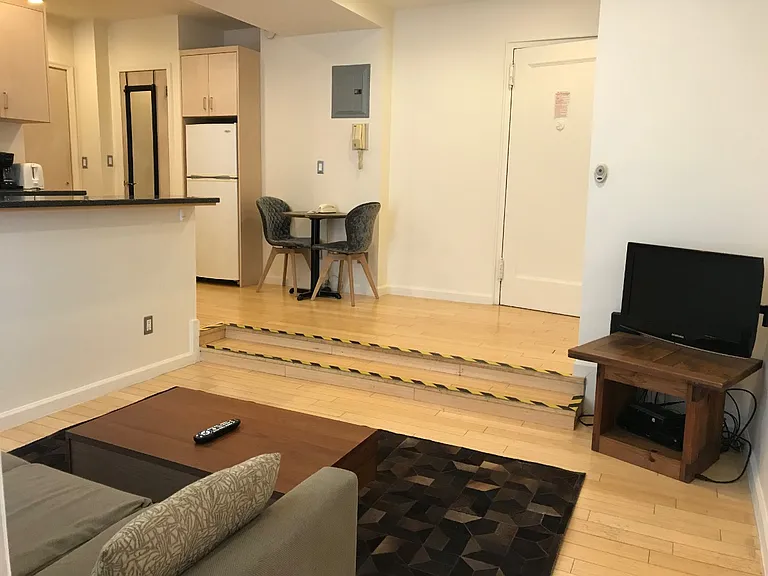 205 W 15th St #1P — Photo 6