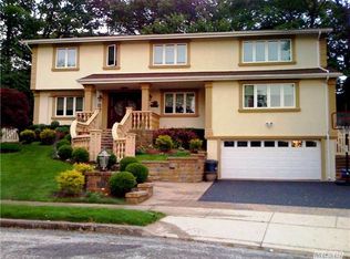 32 Peerless Dr, Oyster Bay, NY 11771