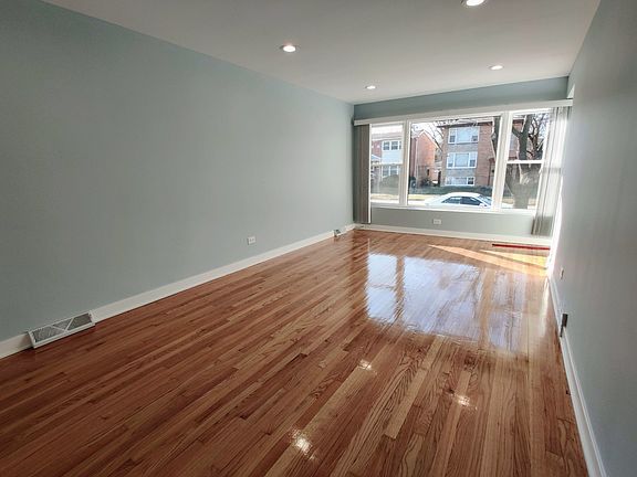 3rd image of 13929 S Dearborn St