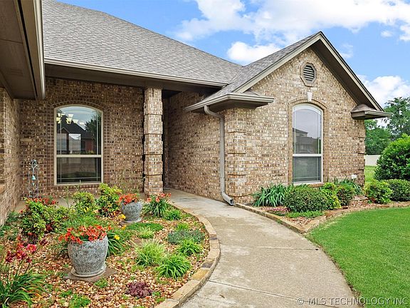 4th image of 1002 Springfield Ct