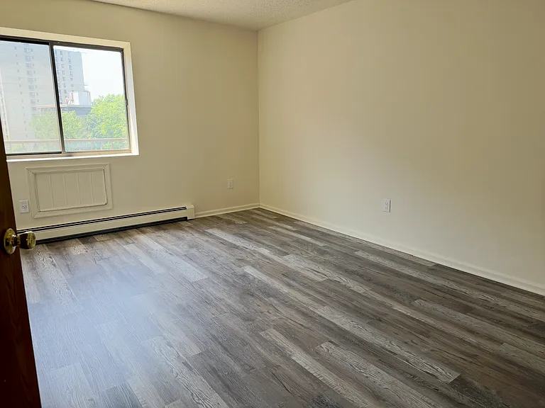 Newport Apartments — Photo 4
