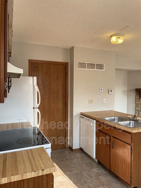 Building Photo - 8704 NW 82nd Ter #B