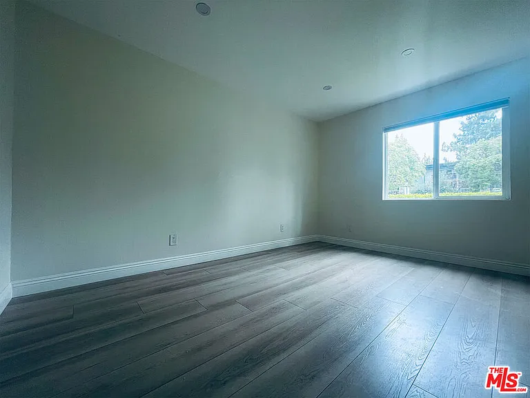 22131 Victory Blvd — Photo 18