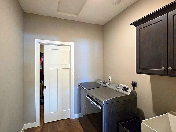 5th image of 230 Shedhorn St SW